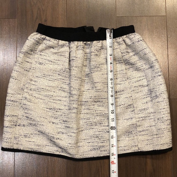 Aritzia tweed-like mini skirt - Picture 4 of 6